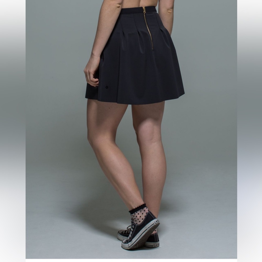 Elegant Black lululemon flowy Women's Skirt size S